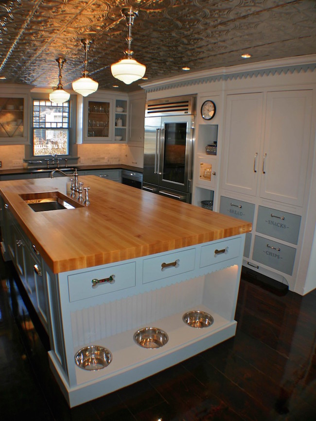 Kitchen islands make the kitchen more comfortable, functional and organized. Look at these 11 best kitchen islands for inspiration.