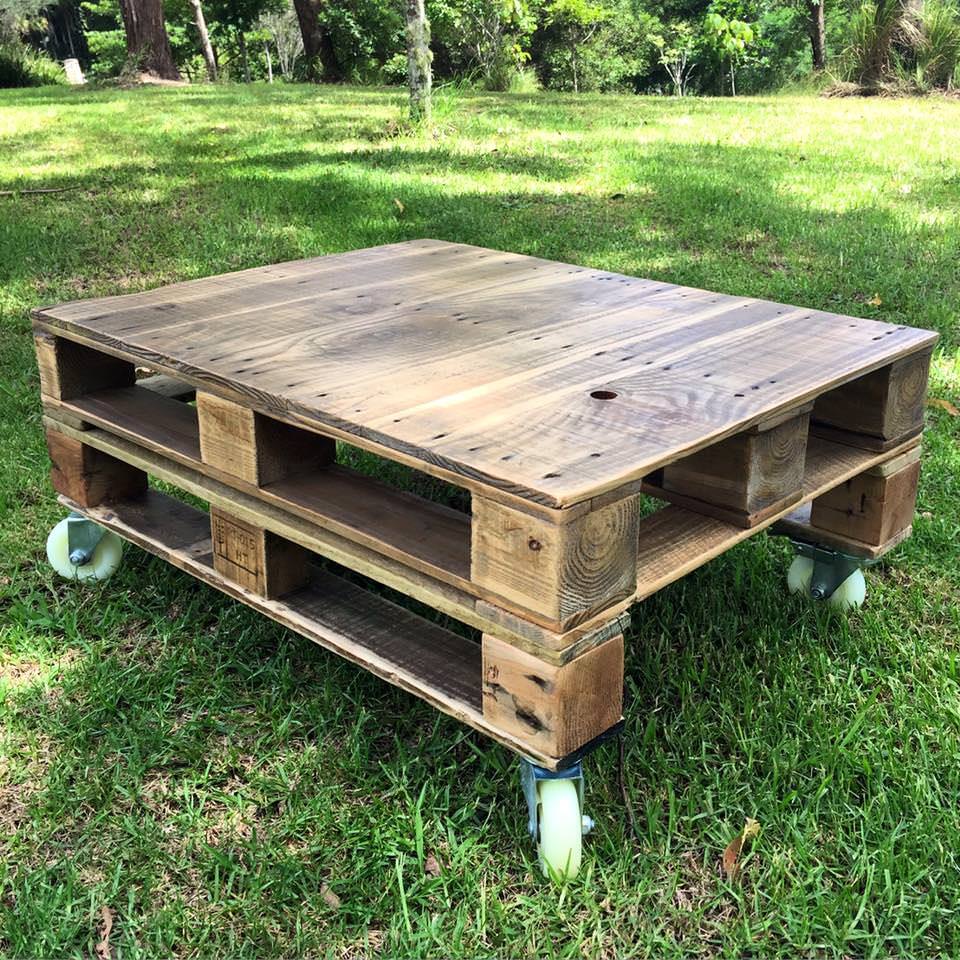 pallet-coffee-table-on-wheels